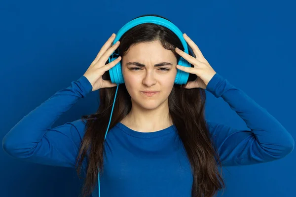 Morena Menina Vestindo Camisa Azul Fundo Azul — Fotografia de Stock