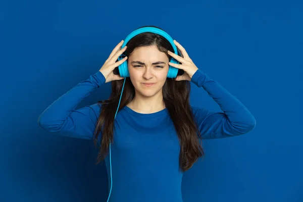 Morena Menina Vestindo Camisa Azul Fundo Azul — Fotografia de Stock