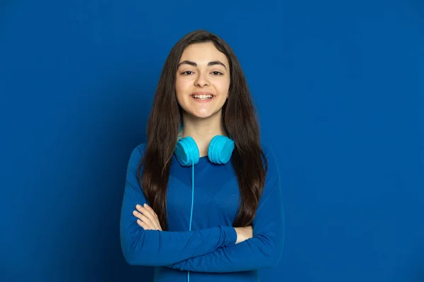 Morena Joven Con Jersey Azul Sobre Fondo Azul —  Fotos de Stock