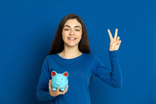 Brünettes Junges Mädchen Trägt Blaues Trikot Auf Blauem Hintergrund — Stockfoto