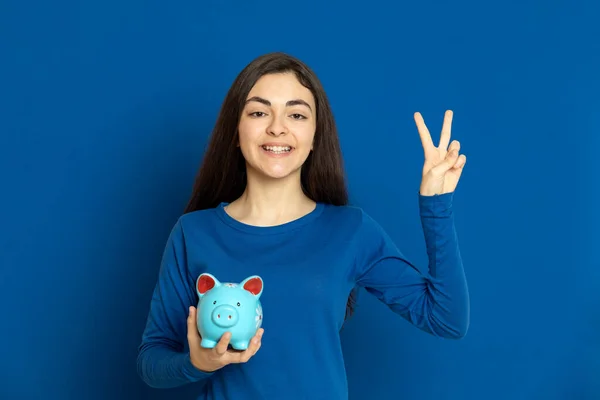 Morena Menina Vestindo Camisa Azul Fundo Azul — Fotografia de Stock