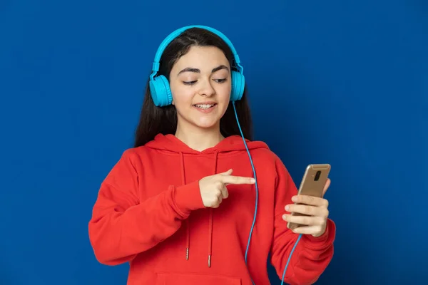 Morena Joven Con Jersey Rojo Sobre Fondo Azul —  Fotos de Stock