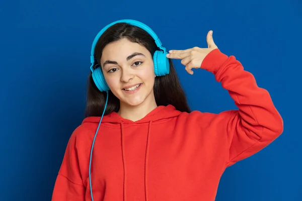 Morena Menina Vestindo Camisola Vermelha Fundo Azul — Fotografia de Stock