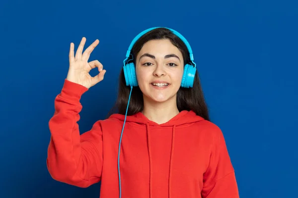 Morena Joven Con Jersey Rojo Sobre Fondo Azul —  Fotos de Stock