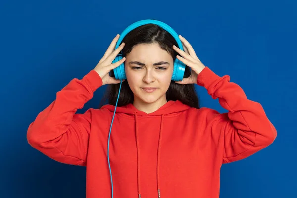 Morena Joven Con Jersey Rojo Sobre Fondo Azul —  Fotos de Stock