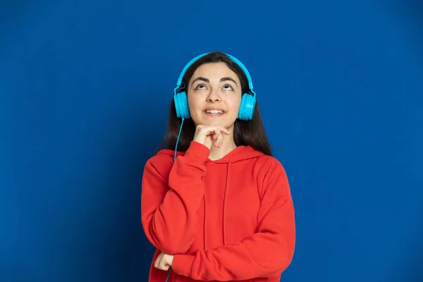 Morena Menina Vestindo Camisola Vermelha Fundo Azul — Fotografia de Stock