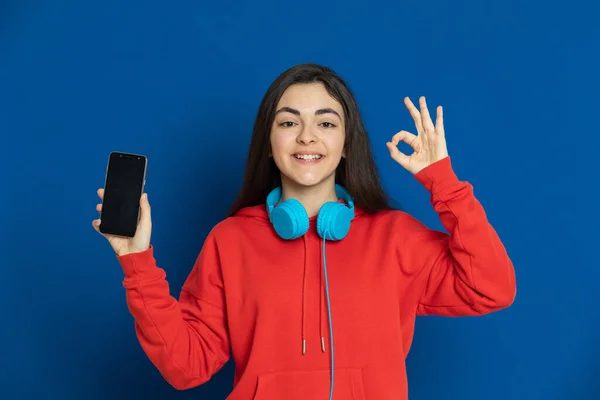 Brünettes Junges Mädchen Trägt Rotes Trikot Auf Blauem Hintergrund — Stockfoto