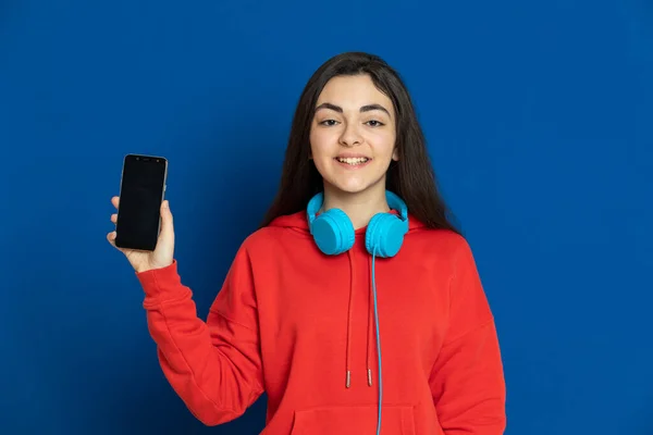 Brünettes Junges Mädchen Trägt Rotes Trikot Auf Blauem Hintergrund — Stockfoto