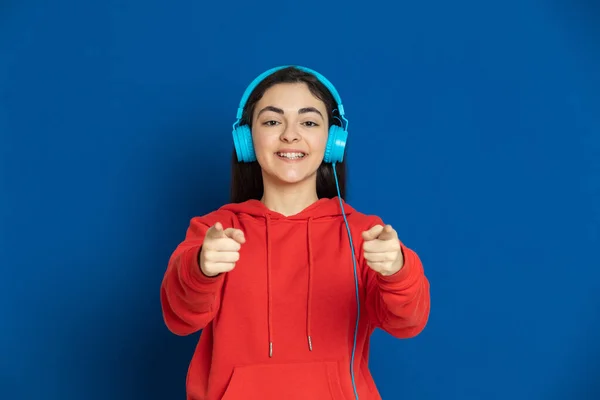 Brunette Young Girl Wearing Red Jersey Blue Background — Stock Photo, Image