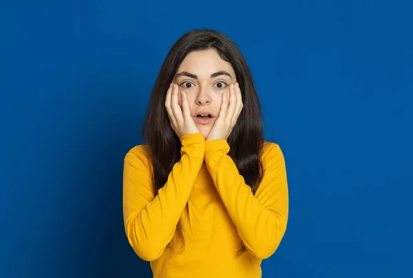 Menina Morena Usando Camisa Amarela Fundo Azul — Fotografia de Stock