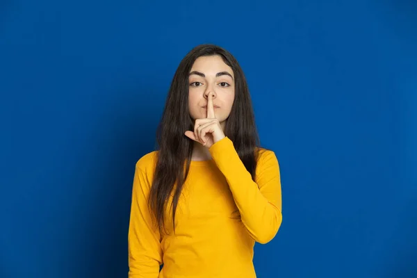 Menina Morena Usando Camisa Amarela Fundo Azul — Fotografia de Stock