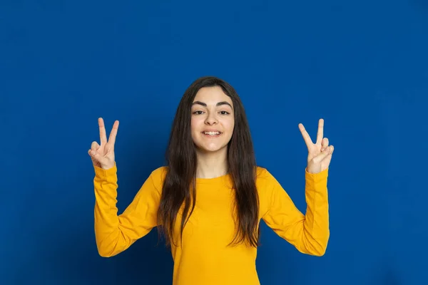 Menina Morena Usando Camisa Amarela Fundo Azul — Fotografia de Stock