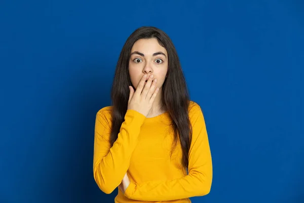 Menina Morena Usando Camisa Amarela Fundo Azul — Fotografia de Stock