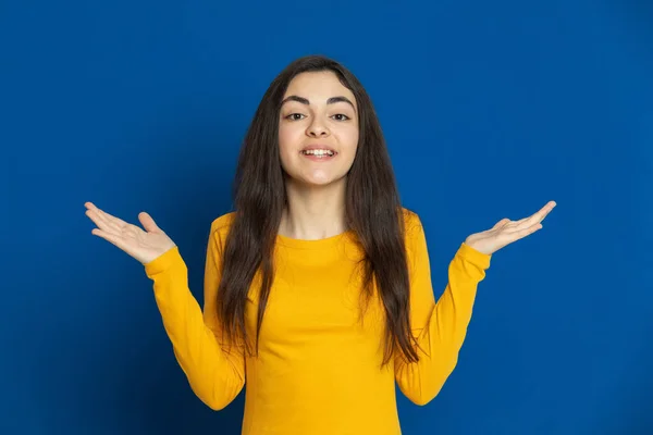 Brünettes Junges Mädchen Trägt Gelbes Trikot Auf Blauem Hintergrund — Stockfoto