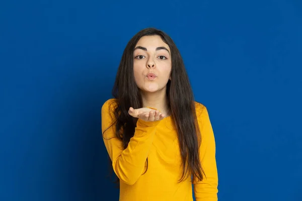 Chica Joven Morena Con Jersey Amarillo Sobre Fondo Azul —  Fotos de Stock