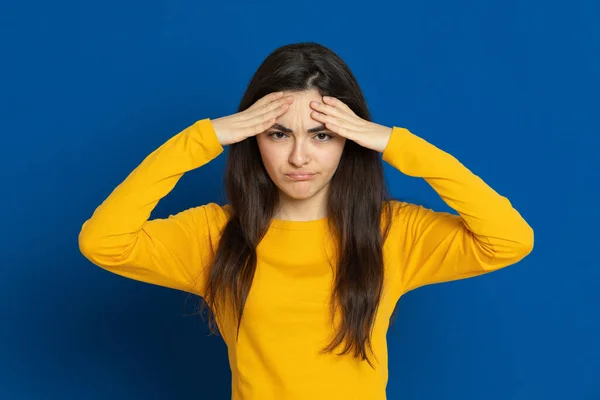 Menina Morena Usando Camisa Amarela Fundo Azul — Fotografia de Stock