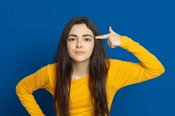 Brünettes Junges Mädchen Trägt Gelbes Trikot Auf Blauem Hintergrund — Stockfoto