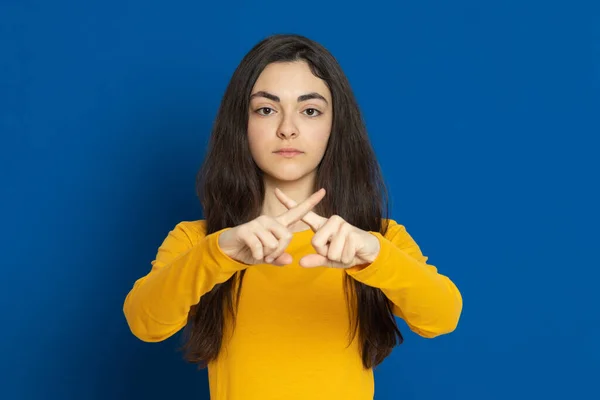 Brünettes Junges Mädchen Trägt Gelbes Trikot Auf Blauem Hintergrund — Stockfoto