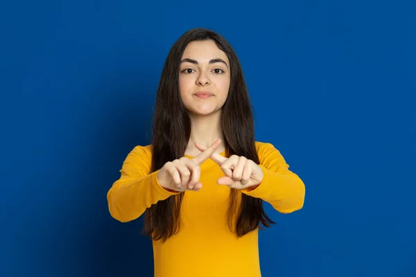 Chica Joven Morena Con Jersey Amarillo Sobre Fondo Azul —  Fotos de Stock