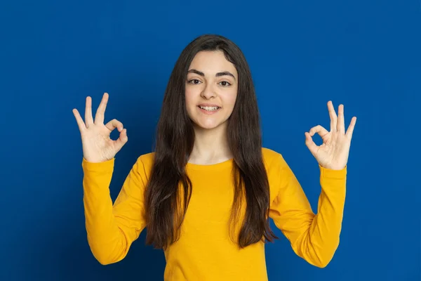 Menina Morena Usando Camisa Amarela Fundo Azul — Fotografia de Stock