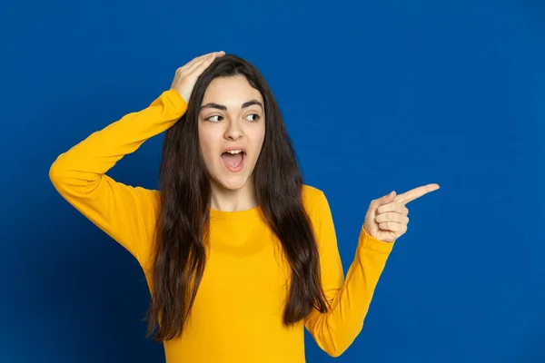 Menina Morena Usando Camisa Amarela Fundo Azul — Fotografia de Stock