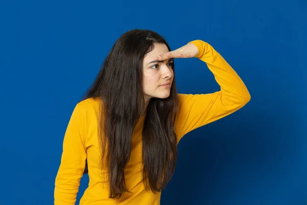 Brunette Young Girl Wearing Yellow Jersey Blue Background — Stock Photo, Image