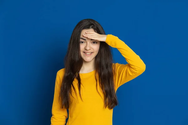 Menina Morena Usando Camisa Amarela Fundo Azul — Fotografia de Stock