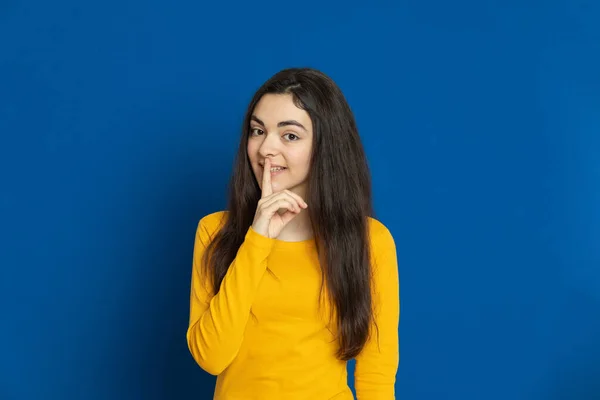 Brunette Young Girl Wearing Yellow Jersey Blue Background — Stock Photo, Image
