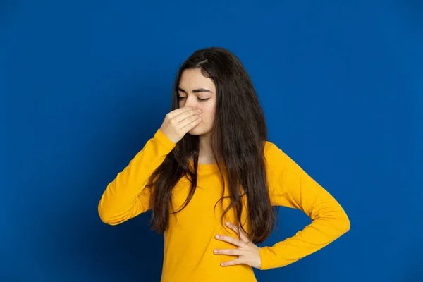 Menina Morena Usando Camisa Amarela Fundo Azul — Fotografia de Stock