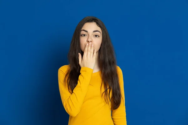 Menina Morena Usando Camisa Amarela Fundo Azul — Fotografia de Stock