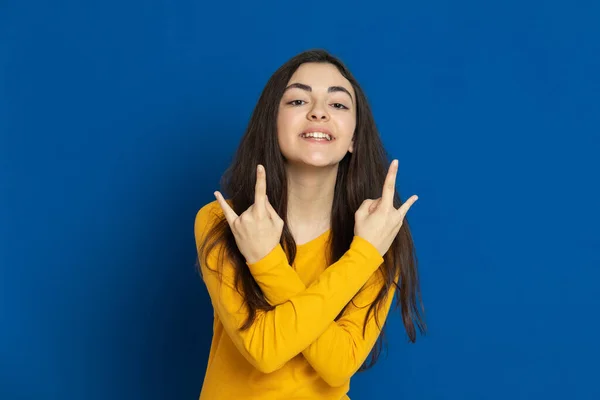 Brunette Young Girl Wearing Yellow Jersey Blue Background — Stock Photo, Image