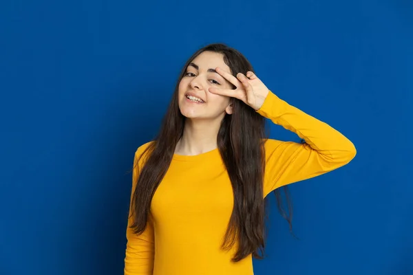 Menina Morena Usando Camisa Amarela Fundo Azul — Fotografia de Stock