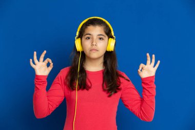 Mavi arka planda kırmızı forması olan sevimli bir genç kız.