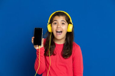 Mavi arka planda kırmızı forması olan sevimli bir genç kız.