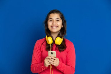 Mavi arka planda kırmızı forması olan sevimli bir genç kız.