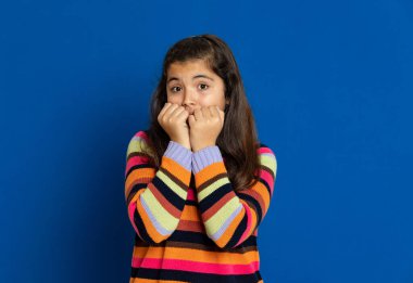 Mavi arka planda çizgili forması olan sevimli bir genç kız.