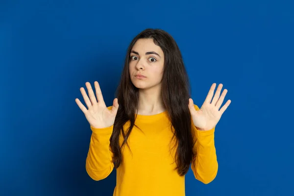 Brünettes Junges Mädchen Trägt Gelbes Trikot Auf Blauem Hintergrund — Stockfoto