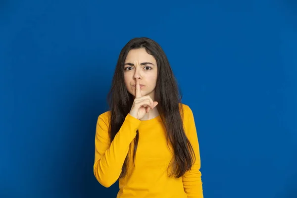 Menina Morena Usando Camisa Amarela Fundo Azul — Fotografia de Stock