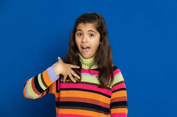 Adorável Menina Pré Adolescente Com Camisa Listrada Fundo Azul — Fotografia de Stock