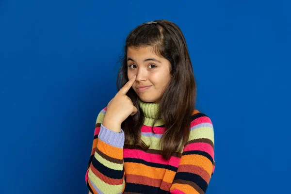 Adorável Menina Pré Adolescente Com Camisa Listrada Fundo Azul — Fotografia de Stock