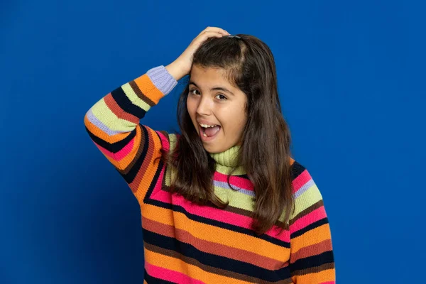 Adorável Menina Pré Adolescente Com Camisa Listrada Fundo Azul — Fotografia de Stock