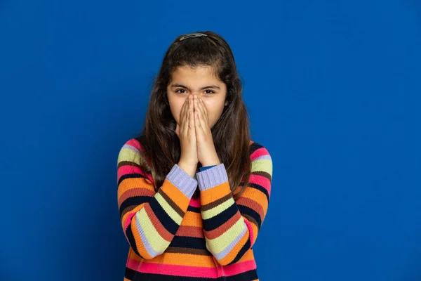 Adorável Menina Pré Adolescente Com Camisa Listrada Fundo Azul — Fotografia de Stock