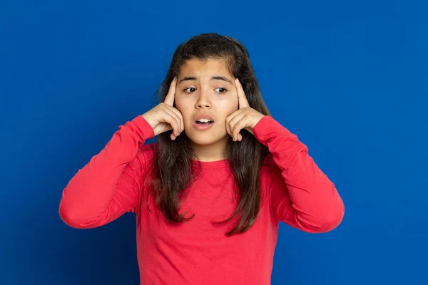 Adorável Menina Pré Adolescente Com Shirt Vermelha Fundo Azul — Fotografia de Stock