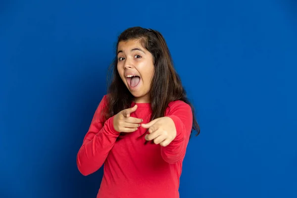 Adorable Niña Preadolescente Con Camiseta Roja Sobre Fondo Azul —  Fotos de Stock