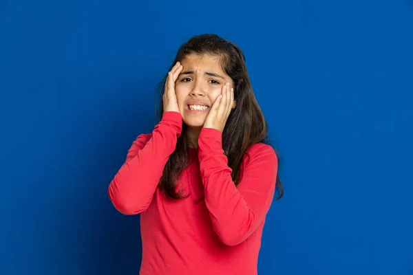 Schattig Mooi Meisje Met Rood Shirt Een Blauwe Achtergrond — Stockfoto