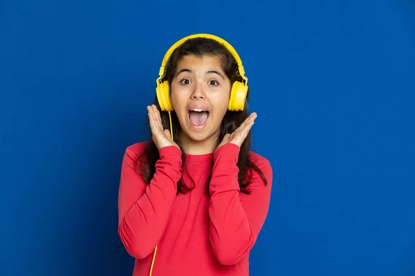 Adorável Menina Pré Adolescente Com Camisa Vermelha Fundo Azul — Fotografia de Stock