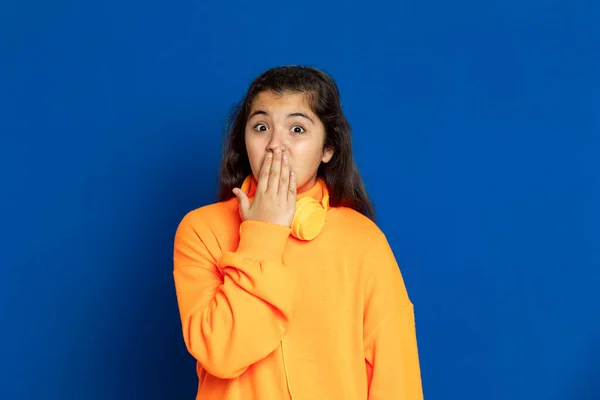 Schattig Mooi Meisje Met Gele Trui Een Blauwe Achtergrond — Stockfoto