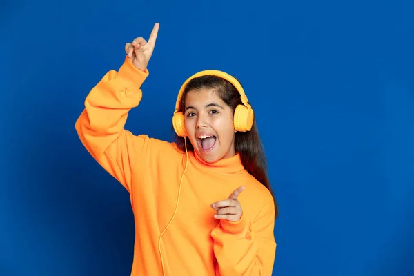 Adorable Niña Preadolescente Con Jersey Amarillo Sobre Fondo Azul —  Fotos de Stock