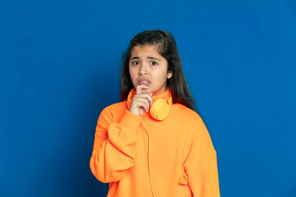 Adorável Menina Pré Adolescente Com Camisa Amarela Fundo Azul — Fotografia de Stock