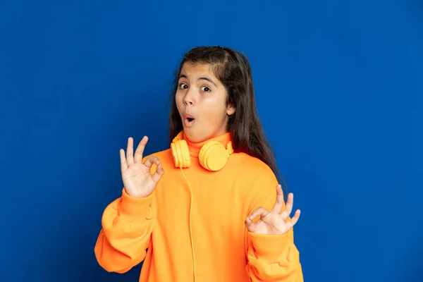 Adorable Niña Preadolescente Con Jersey Amarillo Sobre Fondo Azul —  Fotos de Stock